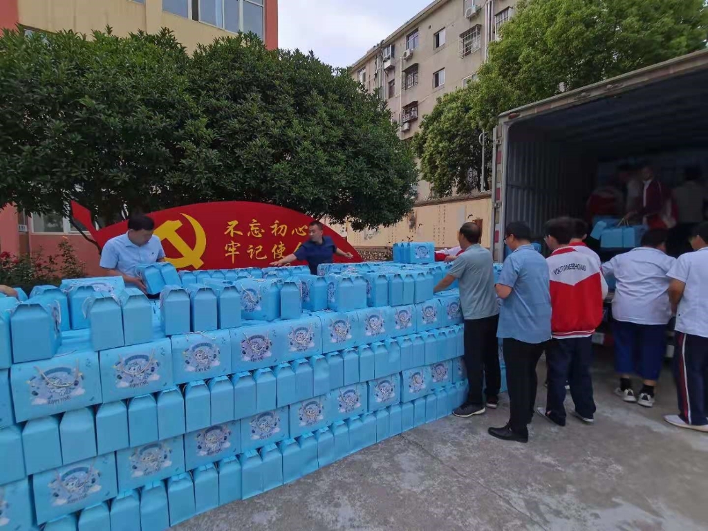 南陽二機集團為近2000名兒童贈送節日禮物