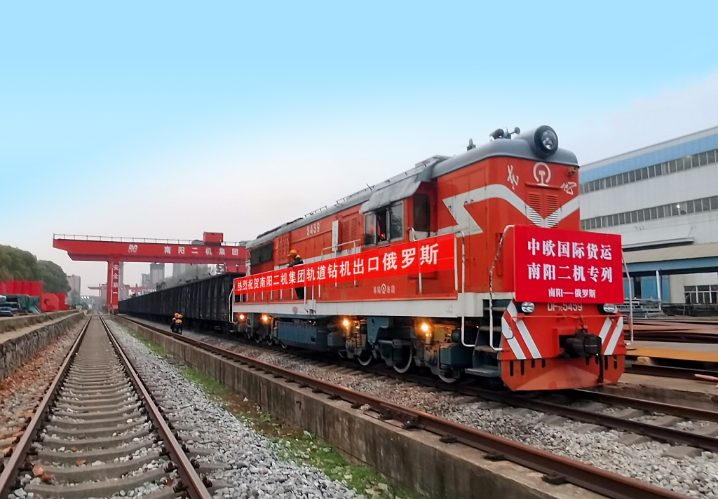 南陽二機集團產品搭乘中歐班列出口，積極添彩一帶一路