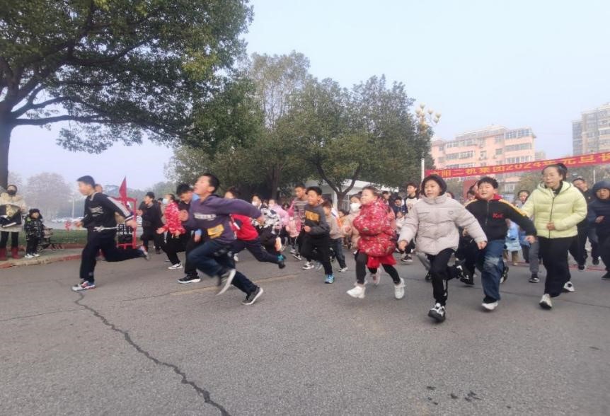 二機集團員工昂揚奔跑迎新年，踔厲奮發向未來