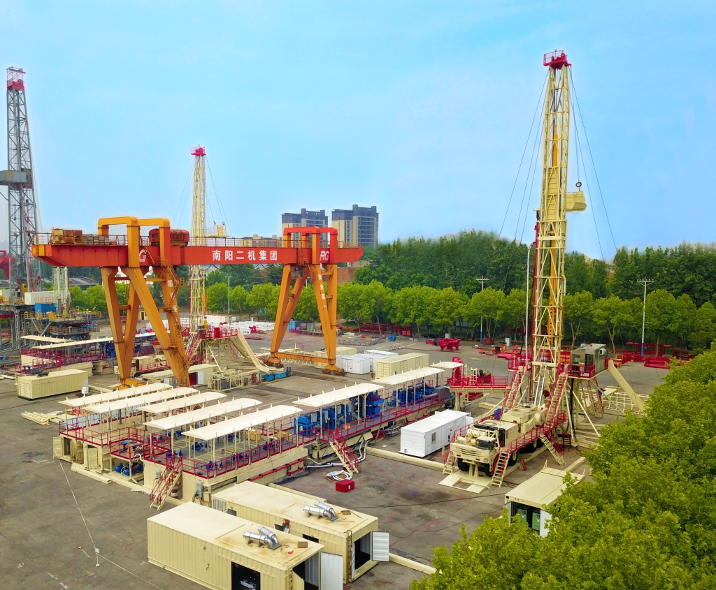 全球首台 4000米車裝沙漠鑽機在南陽問世